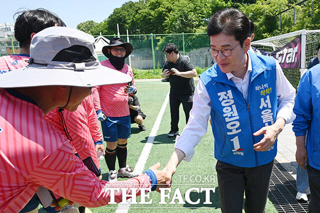 서울특별시 족구협회장기 족구대회에 참석해 관계자들과 인사 나누는 정원오 후보(왼쪽).