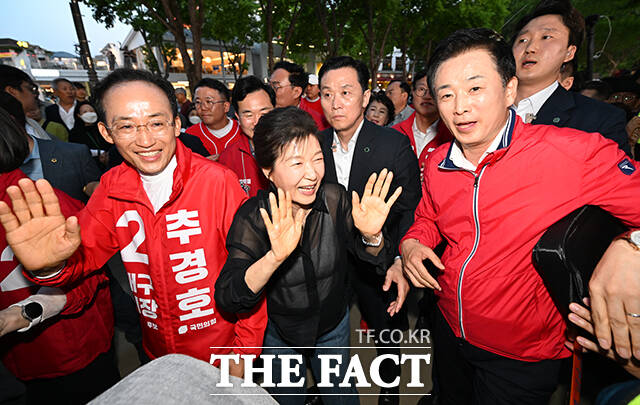 추경호 국민의힘 대구시장 후보(왼쪽)와 유영하 국민의힘 의원(오른쪽)이 31일 오후 대구 수성구 수성못을 찾은 박근혜 전 대통령 곁을 지키고 있다. /대구=박헌우 기자