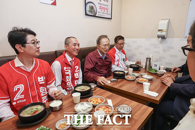 이명박 전 대통령(가운데)이 31일 오후 부산 해운대구 한 돼지국밥집을 찾아 박민식 국민의힘 부산북구갑 국회의원 후보, 박형준 국민의힘 부산시장 후보(왼쪽부터)와 식사를 하고 있다. /부산=박상민 기자