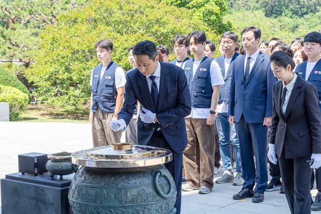 정기선 HD현대 회장이 29일 임직원들과 함께 국립서울현충원 현충탑을 찾아 분향을 하며 순국선열과 호국영령을 기리고 있다. /HD현대