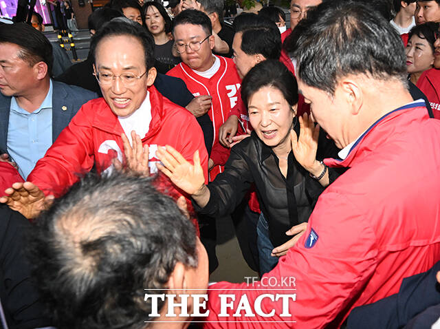 추경호 국민의힘 대구시장 후보(왼쪽)와 유영하 국민의힘 의원(오른쪽)이 31일 오후 대구 수성구 수성못을 찾은 박근혜 전 대통령 곁을 지키고 있다. /대구=박헌우 기자