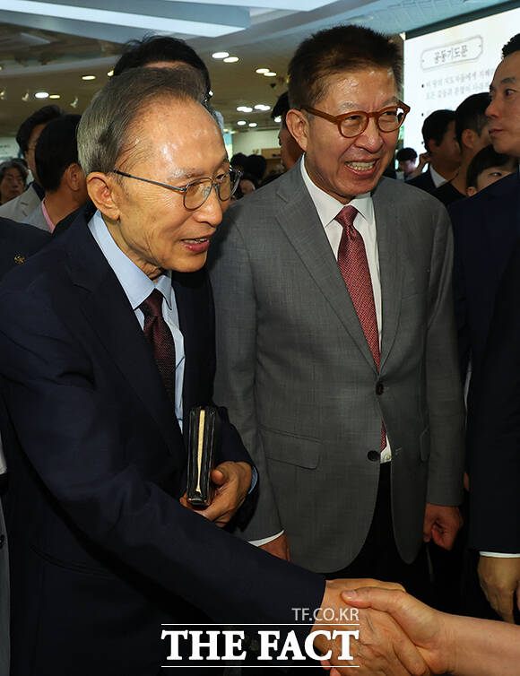 이명박 전 대통령(왼쪽 세 번째)이 31일 오전 부산 해운대구 수영로교회를 찾아 박형준 부산시장 후보(왼쪽 두 번째)와 함께 시민들에게 인사하고 있다. /부산=박상민 기자