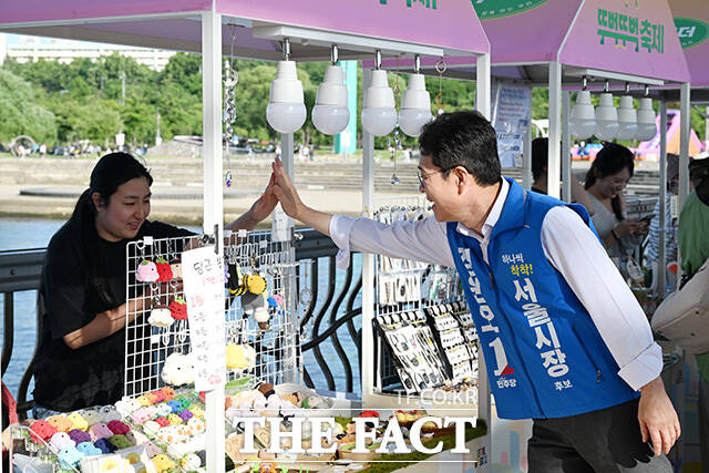 '차 없는 잠수교 뚜벅뚜벅 축제'에 참석해 시민들과 인사 나누는 정원오 후보.