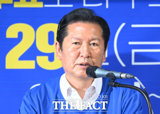 정청래 더불어민주당 대표가 제9회 전국동시지방선거 사전투표 첫날인 29일 오전 서울 중구 정 후보 선거사무소에서 열린 현장 중앙선거대책위원회에 참석해 모두 발언하고 있다./이새롬 기자