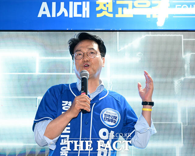안민석 경기도교육감 민주진보 단일 후보가 22일 경기 의정부시 민락2지구 로데오거리에서 유권자들에게 지지를 호소하고 있다. /이새롬 기자