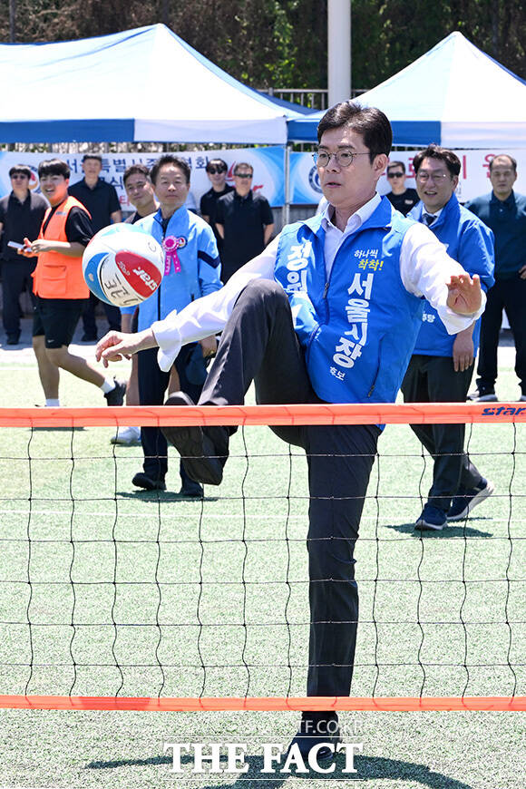 서울특별시 족구협회장기 족구대회에 참석해 관계자들과 인사 나누는 정원오 후보(왼쪽).