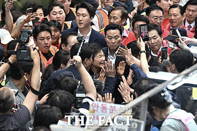 박근혜 전 대통령이 31일 오후 대구 중구 서문시장을 찾아 시장 시민들과 인사를 나누고 있다. /대구=박헌우 기자