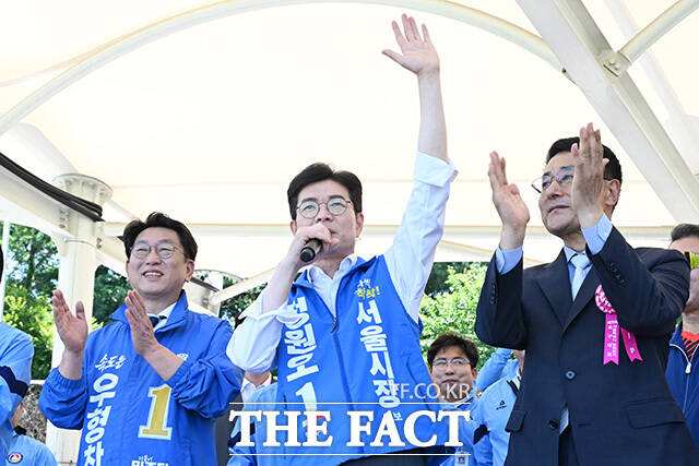 서울특별시 족구협회장기 족구대회에 참석해 관계자들과 인사 나누는 정원오 후보(왼쪽).