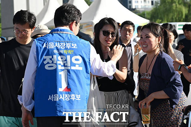 '차 없는 잠수교 뚜벅뚜벅 축제'에 참석해 시민들과 인사 나누는 정원오 후보.