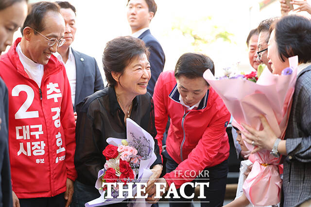 박근혜 전 대통령이 31일 오후 대구 중구 서문시장을 찾아 시장 시민들과 인사를 나누고 있다. /대구=박헌우 기자