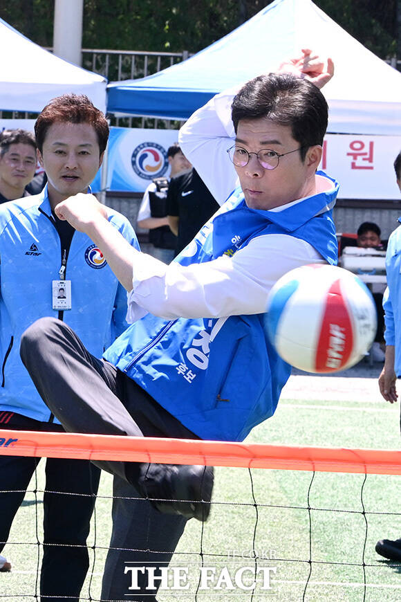 서울특별시 족구협회장기 족구대회에 참석해 관계자들과 인사 나누는 정원오 후보(왼쪽).