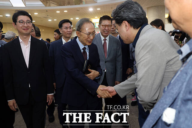 이명박 전 대통령(왼쪽 세 번째)이 31일 오전 부산 해운대구 수영로교회를 찾아 박형준 부산시장 후보(왼쪽 두 번째)와 함께 시민들에게 인사하고 있다. /부산=박상민 기자
