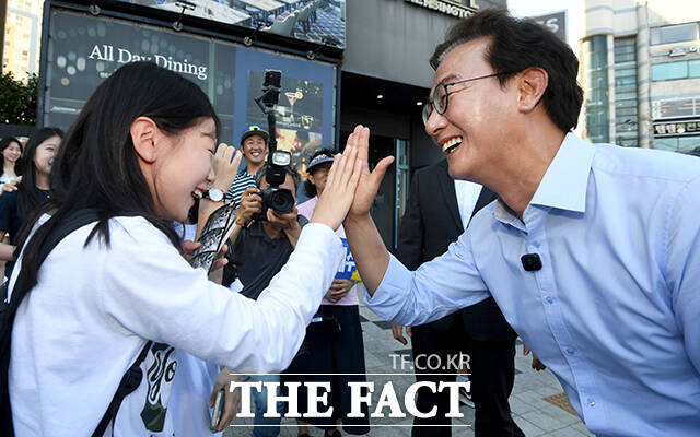한 어린이와 하이파이브 하는 전 후보.