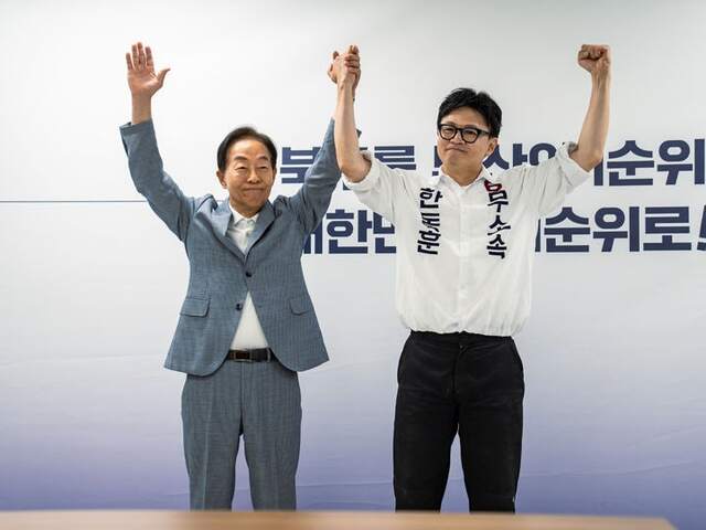故김영삼 전 대통령의 차남 김현철 김영삼 대통령기념재단 이사장(왼쪽)이 23일 부산 북구갑 국회의원 보궐선거에 출마한 한동훈 후보의 지지를 선언했다./한동훈 캠프