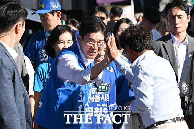 '차 없는 잠수교 뚜벅뚜벅 축제'에 참석해 시민들과 인사 나누는 정원오 후보.