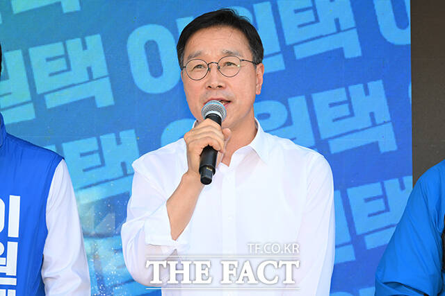 이 후보의 지지를 호소하는 위 후보.