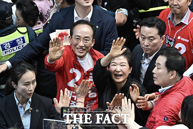 박근혜 전 대통령이 31일 오후 대구 중구 서문시장을 찾아 시장 시민들과 인사를 나누고 있다. /대구=박헌우 기자