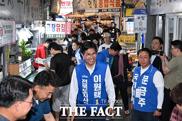 이원택 더불어민주당 전북특별자치도지사 후보(가운데)가 31일 오후 전북 전주시 덕진구 모래내시장에서 시민들에게 지지를 호소하고 있다. /전주=김성렬 기자