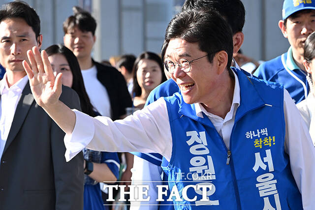정원오 더불어민주당 서울시장 후보가 31일 오후 서울 서초구 '차 없는 잠수교 뚜벅뚜벅 축제'에 참석해 시민들과 인사를 나누고 있다. /남용희 기자