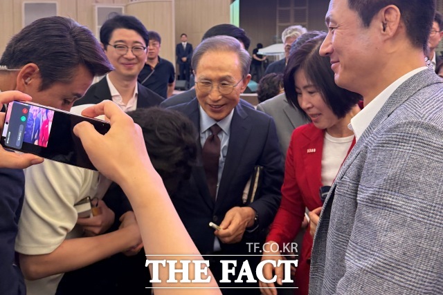 이명박 전 대통령이 31일 부산 해운대구 수영로교회에서 예배를 마친 뒤 교인들에게 인사하고 있다. /부산 해운대구=김민지 기자
