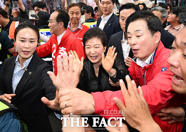 박근혜 전 대통령이 31일 오후 대구 중구 서문시장을 찾아 시장 시민들과 인사를 나누고 있다. /대구=박헌우 기자