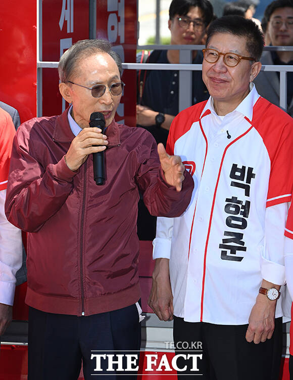 이명박 전 대통령(왼쪽)이 6·3 지방선거 및 국회의원 재보궐선거를 사흘 앞둔 31일 오후 부산 해운대구 해운대시장을 방문해 시민들에게 박형준 국민의힘 부산시장 후보의 지지를 호소하고 있다. /부산=박상민 기자
