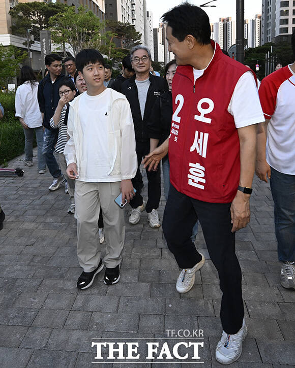 시민들에게 응원 받고 있는 오세훈 국민의힘 서울시장 후보.