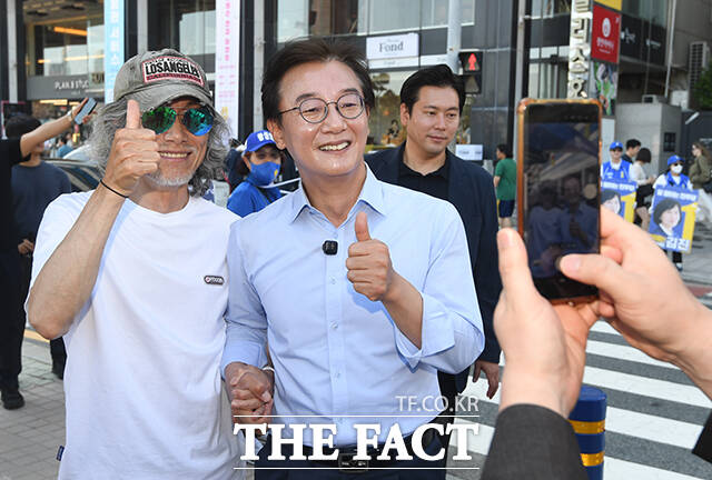 한 시민과 기념사진 찍는 전 후보.