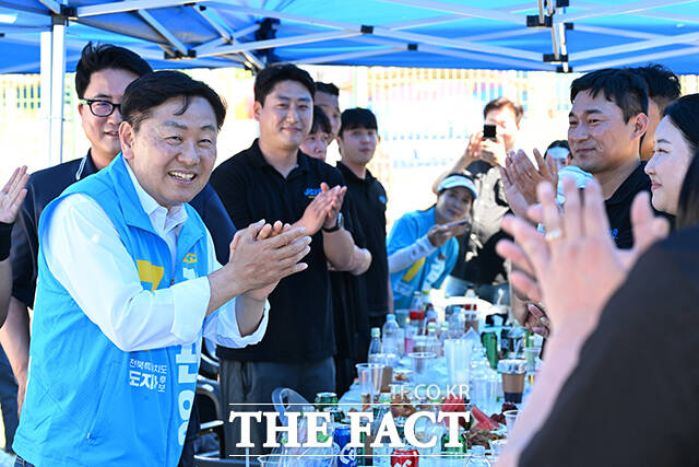 김관영 무소속 전북특별자치도지사 후보가 31일 오후 전북도 익산 성당면 성당포구금방체험관에서 열린 ‘JCI(청년회의소)금강권 체육대회‘에 방문해 참석자들과 인사하고 있다. /익산=김성렬 기자