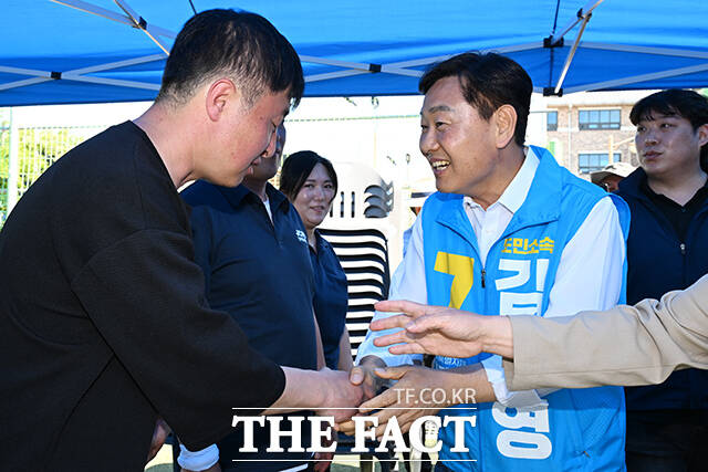 김관영 무소속 전북특별자치도지사 후보가 31일 오후 전북도 익산 성당면 성당포구금방체험관에서 열린 ‘JCI(청년회의소)금강권 체육대회‘에 방문해 참석자들과 인사하고 있다. /익산=김성렬 기자