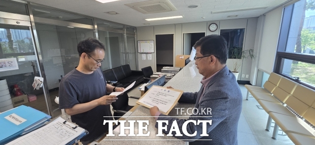 김홍열 국민의힘 청양군수 후보 선거대책위원회 관계자가 30일 대전지검 공주지청에 허위 내용이 담긴 불법 카드뉴스가 대량 유포됐다며 고발장을 제출하고 있다. /김홍열 후보 선대위