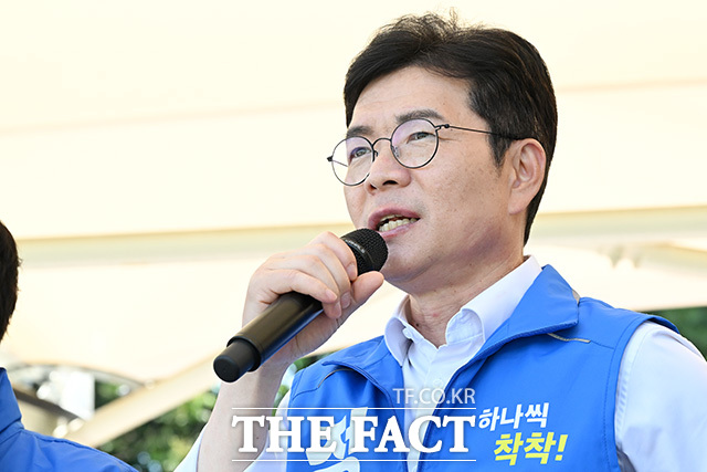 서울특별시 족구협회장기 족구대회에 참석해 관계자들과 인사 나누는 정원오 후보(왼쪽).