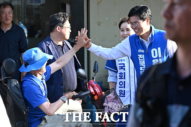 이원택 더불어민주당 전북특별자치도지사 후보(가운데)가 31일 오후 전북 전주시 덕진구 모래내시장에서 시민들에게 지지를 호소하고 있다. /전주=김성렬 기자