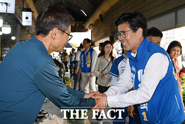 이원택 더불어민주당 전북특별자치도지사 후보(가운데)가 31일 오후 전북 전주시 덕진구 모래내시장에서 시민들에게 지지를 호소하고 있다. /전주=김성렬 기자