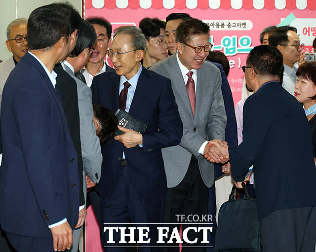이명박 전 대통령(왼쪽 세 번째)이 31일 오전 부산 해운대구 수영로교회를 찾아 박형준 부산시장 후보(왼쪽 두 번째)와 함께 시민들에게 인사하고 있다. /부산=박상민 기자