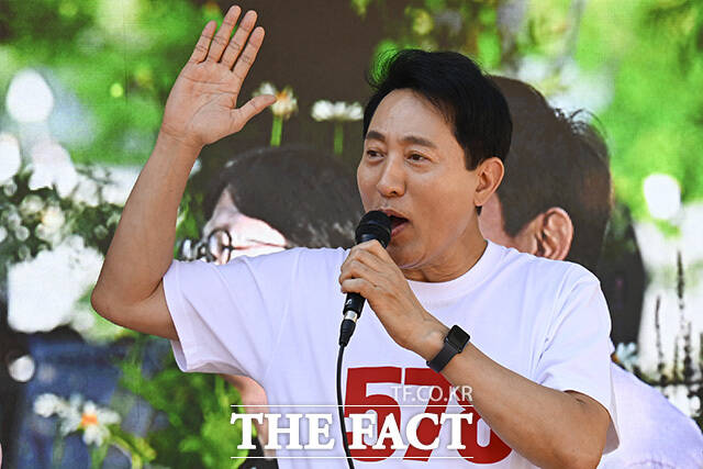 오세훈 국민의힘 서울시장 후보가 제9회 전국동시지방선거 전 마지막 주말인 31일 오후 서울 종로구 동묘벼룩시장에서 지지를 호소하고 있다. /송호영 기자
