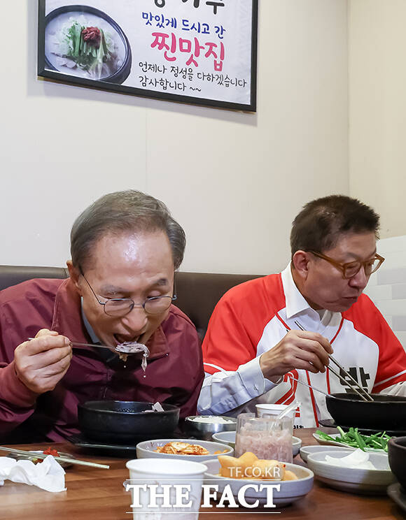 이명박 전 대통령(가운데)이 31일 오후 부산 해운대구 한 돼지국밥집을 찾아 박민식 국민의힘 부산북구갑 국회의원 후보, 박형준 국민의힘 부산시장 후보(왼쪽부터)와 식사를 하고 있다. /부산=박상민 기자
