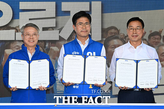 민형배 더불어민주당 전남광주시장 후보와 이원택 전북도지사 후보, 위성곤 제주도지사 후보(왼쪽부터)가 31일 오후 전북 전주시 덕진구 모래내시장에서 전북-전남광주-제주 상생 발전 특별 정책협약식을 마친 뒤 협약서를 들고 기념 촬영을 하고 있다. /전주=김성렬 기자