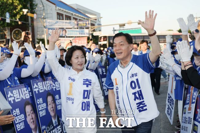 지난 30일 수원행궁광장에서 더불어민주당 이재준 수원시장 후보(오른쪽)와 추미애 경기지사 후보가 합동 유세를 하고 있다. /이재준 후보 선거캠프