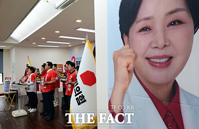 양향자 국민의힘 경기도지사 후보가 제9회 전국동시지방선거를 사흘 앞둔 31일 오후 경기 수원시 장안구 국민의힘 경기도당에서 긴급 기자회견을 열고 민주당 경기도지사 및 기초단체장 후보들의 비위 및 범죄 의혹을 제기하고 있다. /수원=임영무 기자