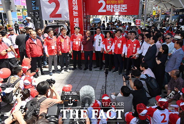 이명박 전 대통령(왼쪽)이 6·3 지방선거 및 국회의원 재보궐선거를 사흘 앞둔 31일 오후 부산 해운대구 해운대시장을 방문해 시민들에게 박형준 국민의힘 부산시장 후보의 지지를 호소하고 있다. /부산=박상민 기자