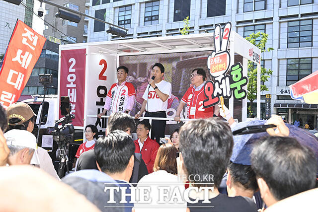 정문헌 국민의힘 서울 종로구청장 후보와 오세훈 후보, 최재형 당협위원장(왼쪽부터)이 지지를 호소하고 있다.