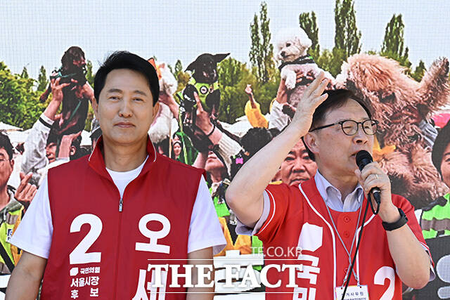 정문헌 국민의힘 서울 종로구청장 후보와 오세훈 후보, 최재형 당협위원장(왼쪽부터)이 지지를 호소하고 있다.