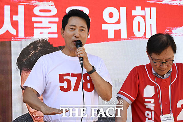 오세훈 국민의힘 서울시장 후보(왼쪽)가 제9회 전국동시지방선거 전 마지막 주말인 31일 오후 서울 종로구 동묘벼룩시장에서 지지를 호소하고 있다. 오른쪽은 최재형 국민의힘 종로구 당협위원장. /송호영 기자