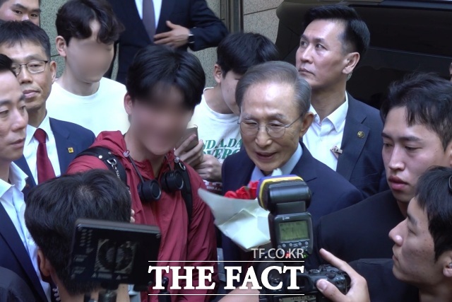 이명박 전 대통령이 31일 부산 해운대구 수영로교회에서 예배를 마친 뒤 교인들에게 인사하고 있다. /부산 해운대구=김민지 기자