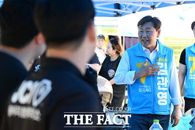 김관영 무소속 전북특별자치도지사 후보가 31일 오후 전북도 익산 성당면 성당포구금방체험관에서 열린 ‘JCI(청년회의소)금강권 체육대회‘에 방문해 참석자들과 인사하고 있다. /익산=김성렬 기자