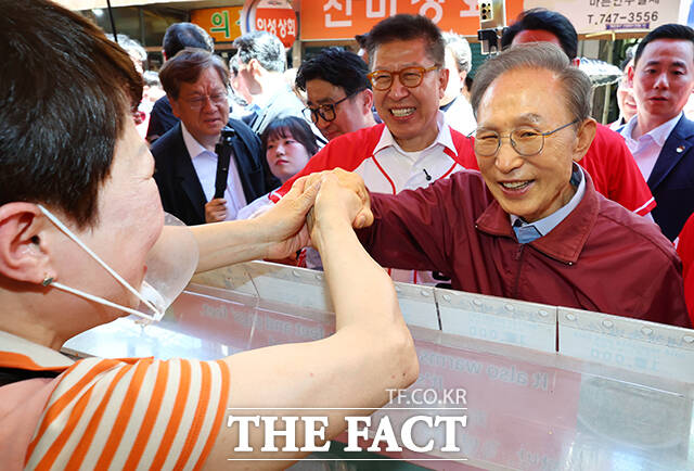 이명박 전 대통령(오른쪽 두 번째)이 6·3 지방선거 및 국회의원 재보궐선거를 사흘 앞둔 31일 오후 부산 해운대구 해운대시장을 방문해 시민들에게 박형준 국민의힘 부산시장 후보(왼쪽 두 번째)의 지지를 호소하고 있다. /부산=박상민 기자