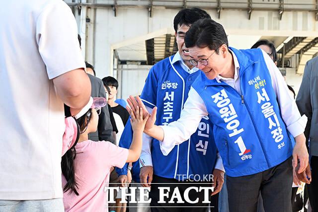 '차 없는 잠수교 뚜벅뚜벅 축제'에 참석해 시민들과 인사 나누는 정원오 후보.