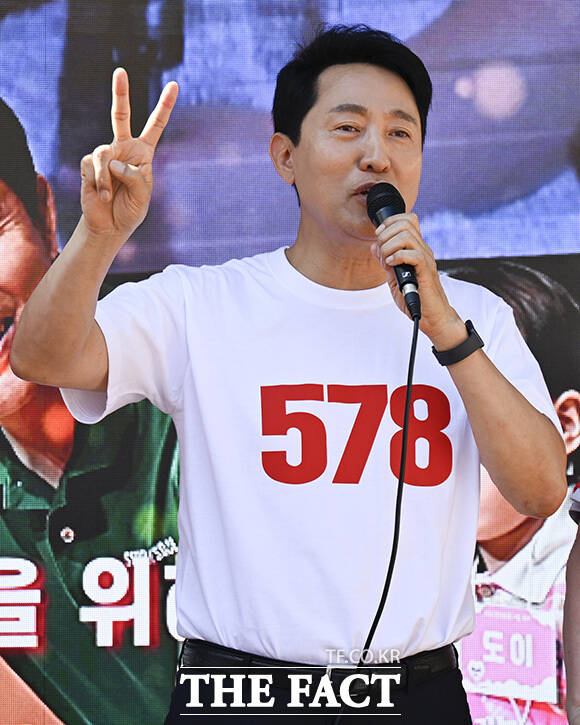 정문헌 국민의힘 서울 종로구청장 후보와 오세훈 후보, 최재형 당협위원장(왼쪽부터)이 지지를 호소하고 있다.