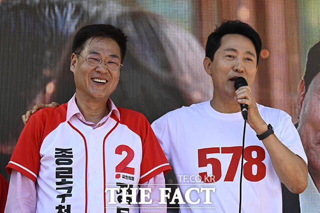 정문헌 국민의힘 서울 종로구청장 후보와 오세훈 후보, 최재형 당협위원장(왼쪽부터)이 지지를 호소하고 있다.